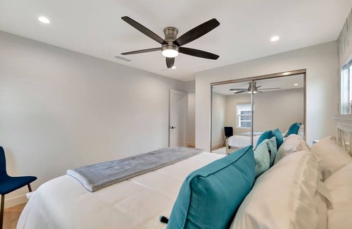 Bixby Knolls Casa | New Reno 3 BD Home - Pool - EV Charger