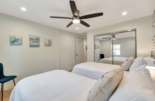 Bixby Knolls Casa | New Reno 3 BD Home - Pool - EV Charger