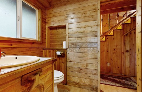 Marmot Cabina | Secluded cabin with pond views, streaming, W/D, & partial AC - dog-friendly