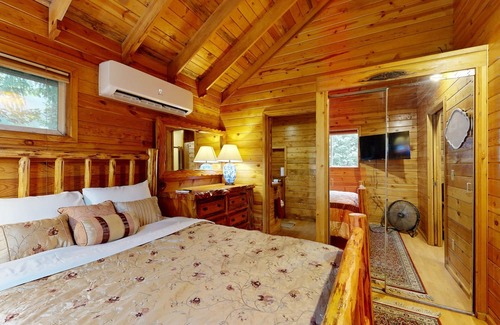 Marmot Cabina | Secluded cabin with pond views, streaming, W/D, & partial AC - dog-friendly