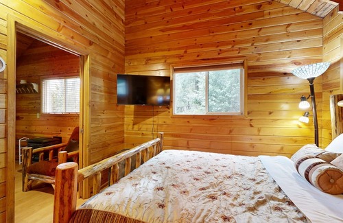 Marmot Cabina | Secluded cabin with pond views, streaming, W/D, & partial AC - dog-friendly