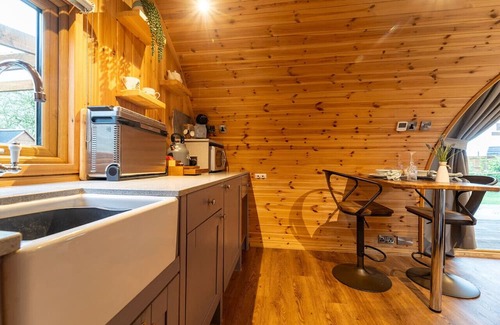 Clitheroe Cabina | Tranquil Luxury: Hot Tub, Firepit, & Sauna
