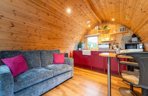 Clitheroe Cabina | Tranquil Luxury: Hot Tub, Firepit, & Sauna