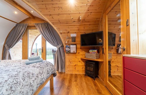 Clitheroe Cabina | Tranquil Luxury: Hot Tub, Firepit, & Sauna