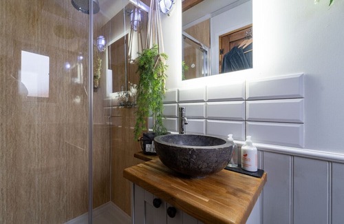 Clitheroe Cabina | Tranquil Luxury: Hot Tub, Firepit, & star galzing window
