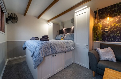 Clitheroe Cabina | Tranquil Luxury: Hot Tub, Firepit, & star galzing window