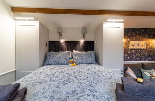 Clitheroe Cabina | Tranquil Luxury: Hot Tub, Firepit, & star galzing window