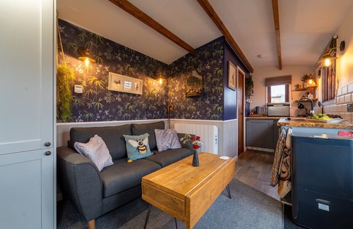 Clitheroe Cabina | Tranquil Luxury: Hot Tub, Firepit, & star galzing window