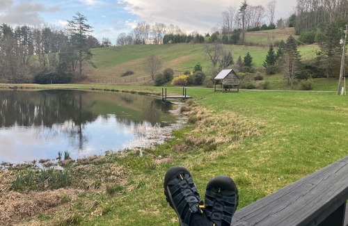 Laurel Springs Cabina | Stillhouse Cabin, pondside Laurel Springs retreat on Blue Ridge Parkway