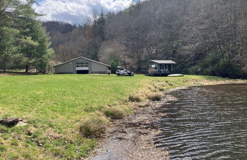 Laurel Springs Cabina | Stillhouse Cabin, pondside Laurel Springs retreat on Blue Ridge Parkway