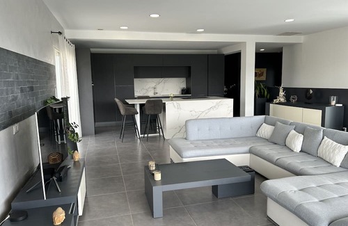 Juvignac Villa | Villa Contemporaine Avec vue sur la Garrigue, Piscine Chauffée et Jacuzzi