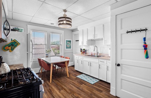 Wickliffe Casa | Large Groups: Entire Duplex Near Clinic & Downtown