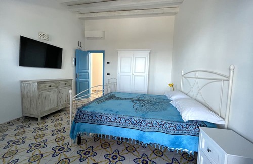 Santa Marina Salina Casa | Casa Segreto, on the tourist port of Salina