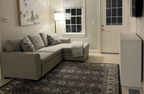 Mashpee Apartamento | In law apartment, walk to Mashpee Commons for restaurants, shopping