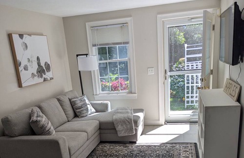 Mashpee Apartamento | In law apartment, walk to Mashpee Commons for restaurants, shopping