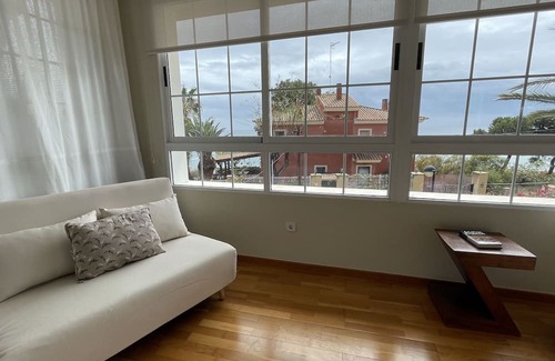 Coveta Fuma Chalet De Esquí | Villa 1 Minute from the Beach. 1 min from the Tram Stop, Car Not Necessary.