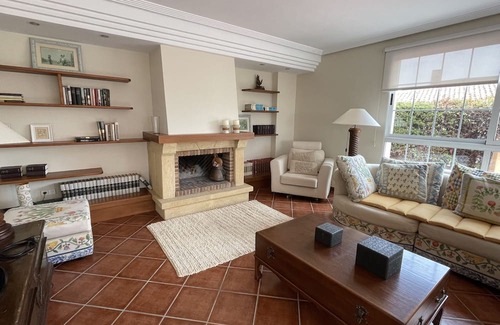 Coveta Fuma Chalet De Esquí | Villa 1 Minute from the Beach. 1 min from the Tram Stop, Car Not Necessary.