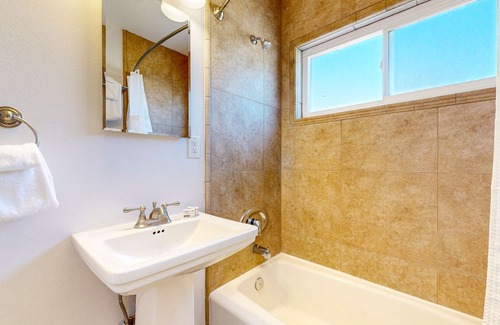Old Towne Condominio | Sunny condo by the beach with a full kitchen, balcony, & water view