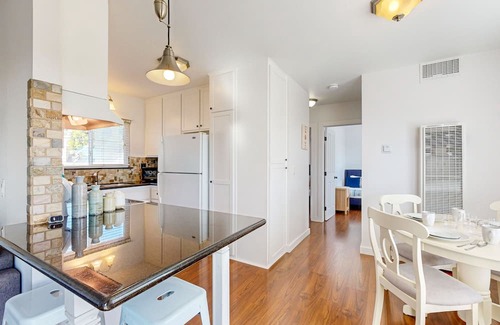 Old Towne Condominio | Sunny condo by the beach with a full kitchen, balcony, & water view
