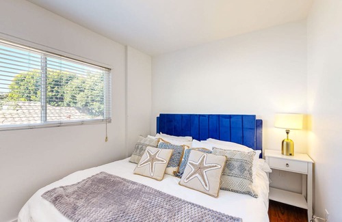 Old Towne Condominio | Sunny condo by the beach with a full kitchen, balcony, & water view
