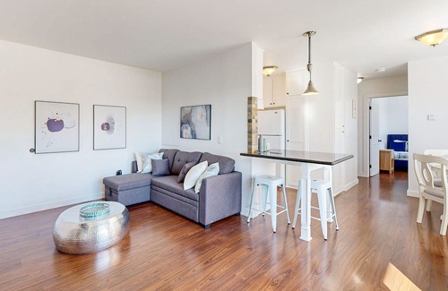 Old Towne Condominio | Sunny condo by the beach with a full kitchen, balcony, & water view