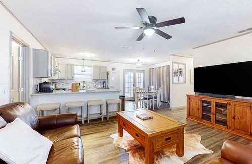Knox City Casa | Recently renovated dog-friendly home with enclosed backyard, streaming, patio