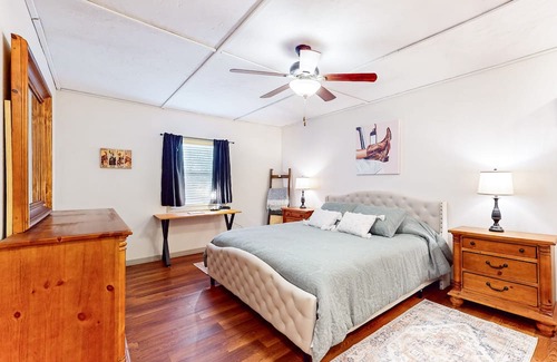 Knox City Casa | Recently renovated dog-friendly home with enclosed backyard, streaming, patio