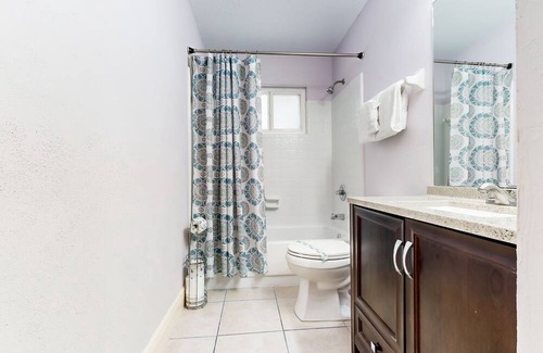 Arlington Casa | Charming retreat with a large patio, yard & central AC