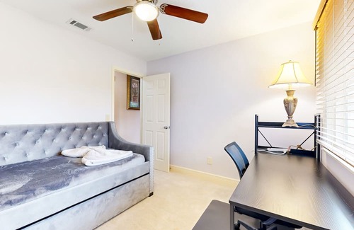 Arlington Casa | Charming retreat with a large patio, yard & central AC
