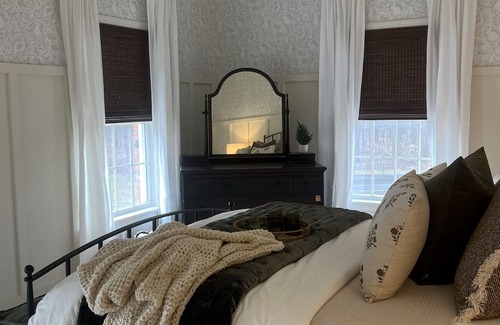 Haslett Casa | Escape to The Shoeman Manor: Your Dream Getaway!