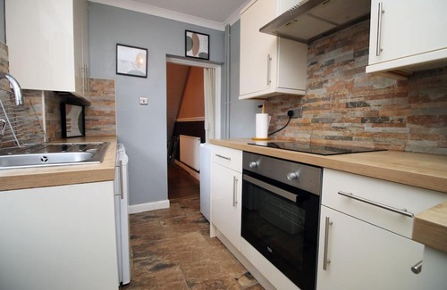 Abertillery Casa | Cosy 3BR Home| Scenic Views| Ideal for Walks & Work