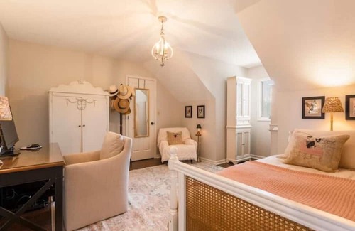 Buechel Casa | Derby & Valhalla Luxurious, Clean & Comfortable!