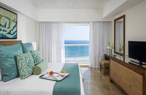 Playa Diamante Complejo | Spacious 1-Bedroom Suite with Kitchen and Balcony