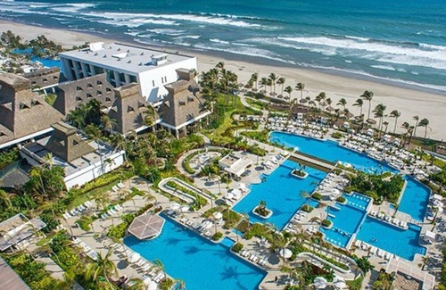 Playa Diamante Complejo | Spacious 1-Bedroom Suite with Kitchen and Balcony