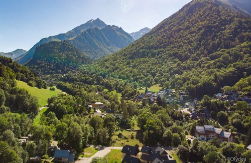 Saint-Colomban-des-Villards Casa | Serene Mountain Escape: Modern Apartments near Ski Lifts & National Parks