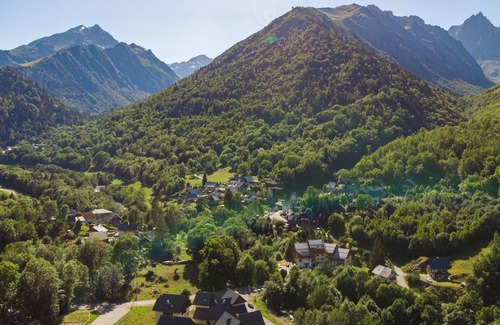 Saint-Colomban-des-Villards Casa | Serene Mountain Escape: Modern Apartments near Ski Lifts & National Parks