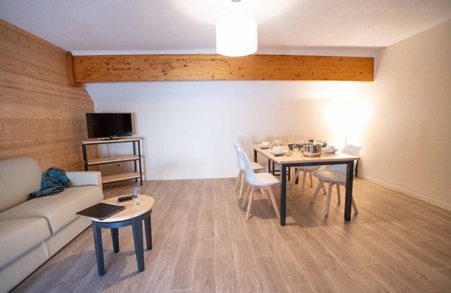 Saint-Colomban-des-Villards Casa | Serene Mountain Escape: Modern Apartments near Ski Lifts & National Parks