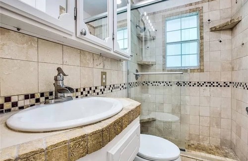 Farmers Branch Casa | Sunny & Spacious Perfectly Located Home in Lovely Farmers Branch