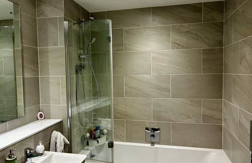 Dublin Apartamento | Double BR with a full bathtub in a tranquil location!
