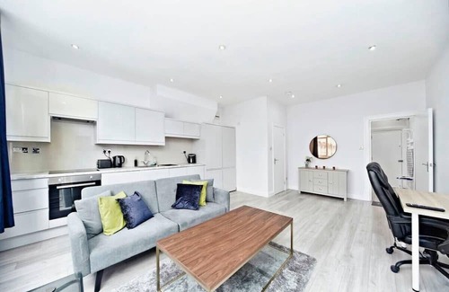 West Thornton Apartamento | Chic 1BR Thornton Flat - Charm and City Access