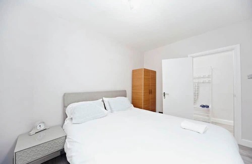 West Thornton Apartamento | Chic 1BR Thornton Flat - Charm and City Access