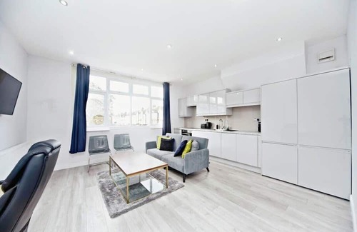 West Thornton Apartamento | Chic 1BR Thornton Flat - Charm and City Access