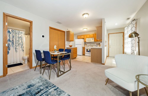 Chicago Ridge Condominio | Navy Blues 2BR/2bath quintessential , private condo.