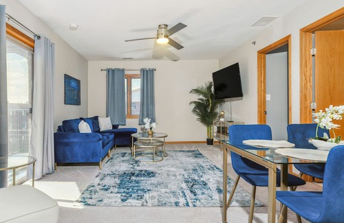 Chicago Ridge Condominio | Navy Blues 2BR/2bath quintessential , private condo.