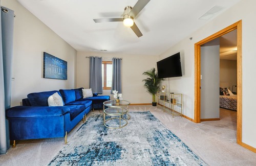 Chicago Ridge Condominio | Navy Blues 2BR/2bath quintessential , private condo.