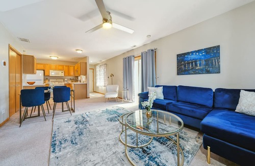 Chicago Ridge Condominio | Navy Blues 2BR/2bath quintessential , private condo.