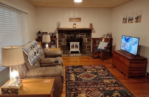 Saint Andrews Casa | Quiet, cozy, remodeled private Sewanee home on University of The South Domain