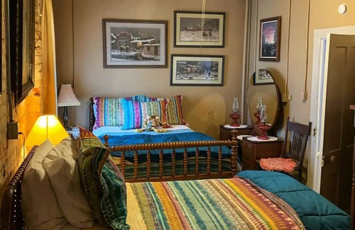 Leavenworth Apartamento | A Victorian Experience in an historical building.