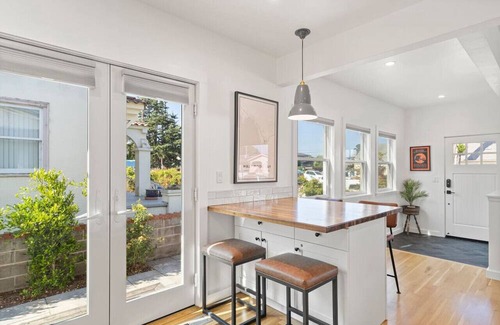 Half Moon Bay Cabaña | Elle's Place 2 Blocks from Main Street