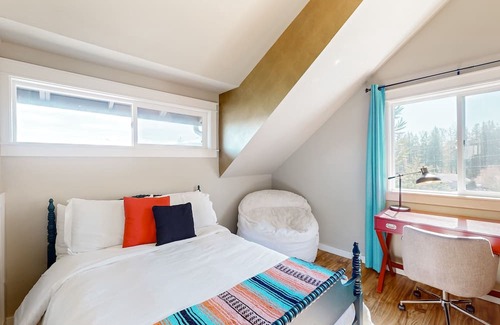 Bellingham Casa | Stunning mountain view home on 10 acres with a washer/dryer